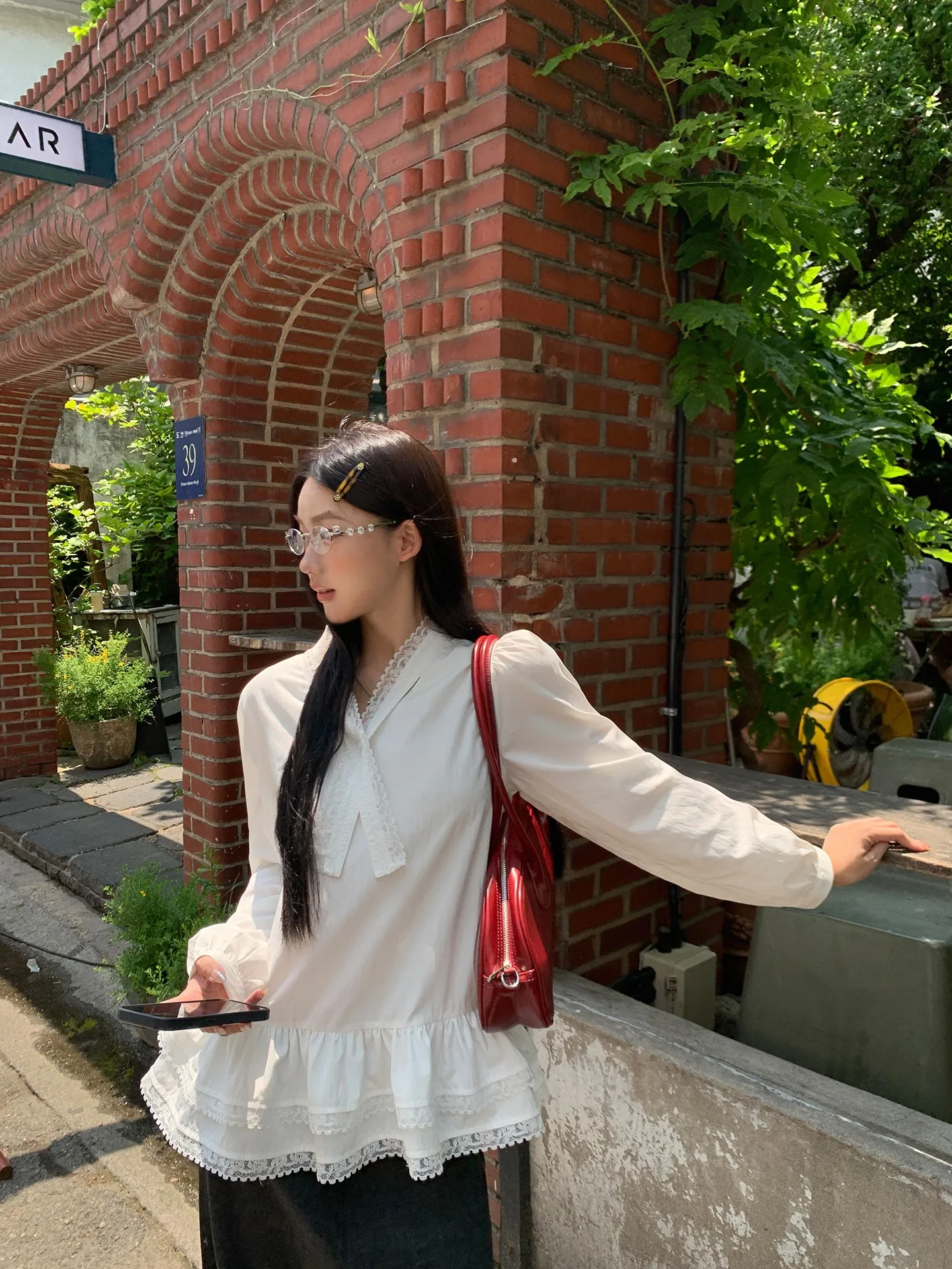 Белая кружевная свободная женская блузка, новинка весенней коллекции, простой повседневный стиль, V-образный вырез, длинный рукав, прямой крой, из смесовой ткани (нейлон/полиэстер)
Белая кружевная свободная женская блузка, новинка весенней коллекции, простой повседневный стиль, V-образный вырез, длинный рукав, прямой крой, из смесовой ткани (нейлон/полиэстер)