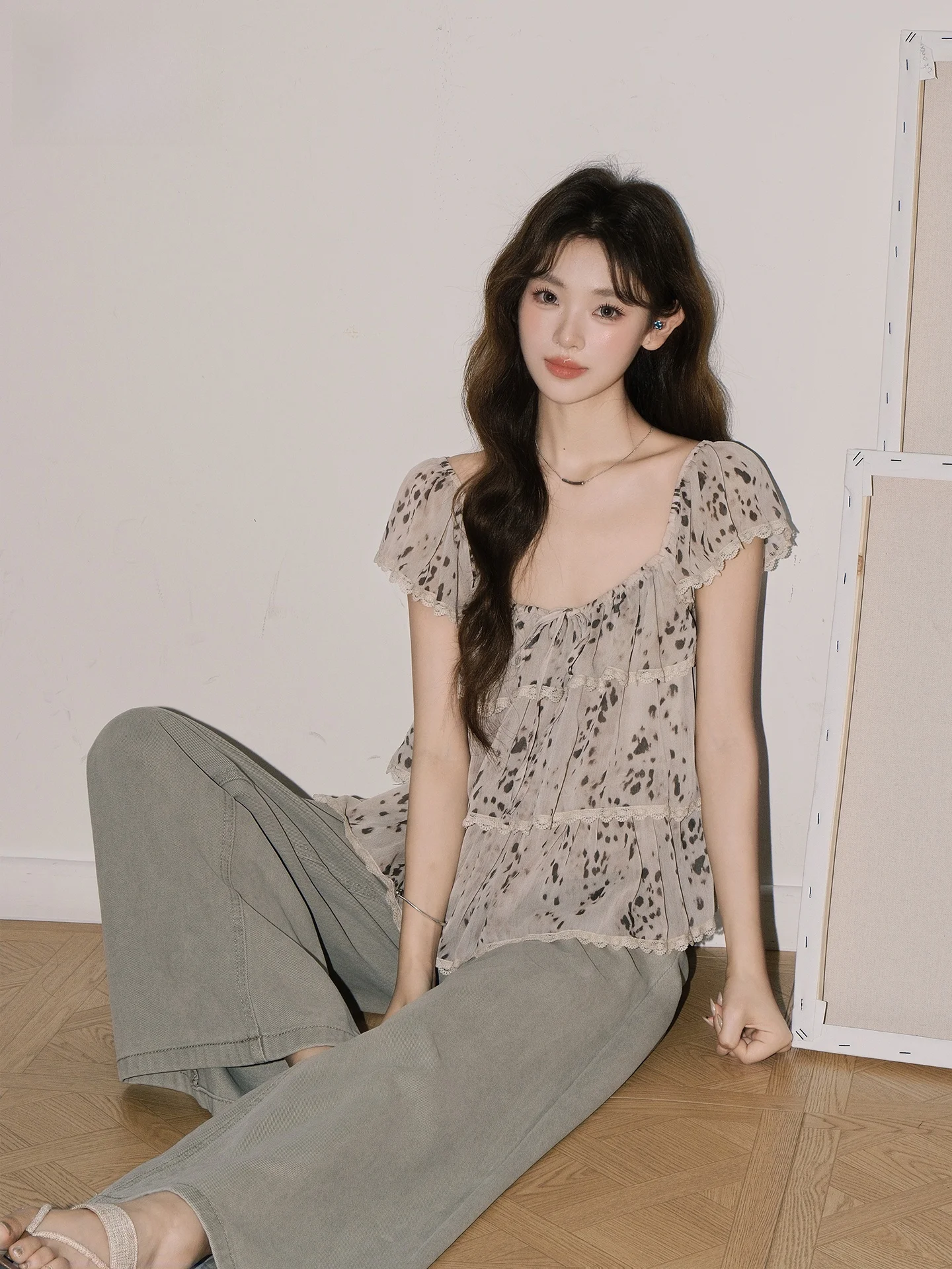 Retro Leopard Print Lace Trim Chiffon Top Women's New 2026 Summer Anti-Aging Puff Sleeve Blouse Casual Loose Fit Short Sleeve
Retro Leopard Print Lace Trim Chiffon Top Women's New 2026 Summer Anti-Aging Puff Sleeve Blouse Casual Loose Fit Short Sleeve