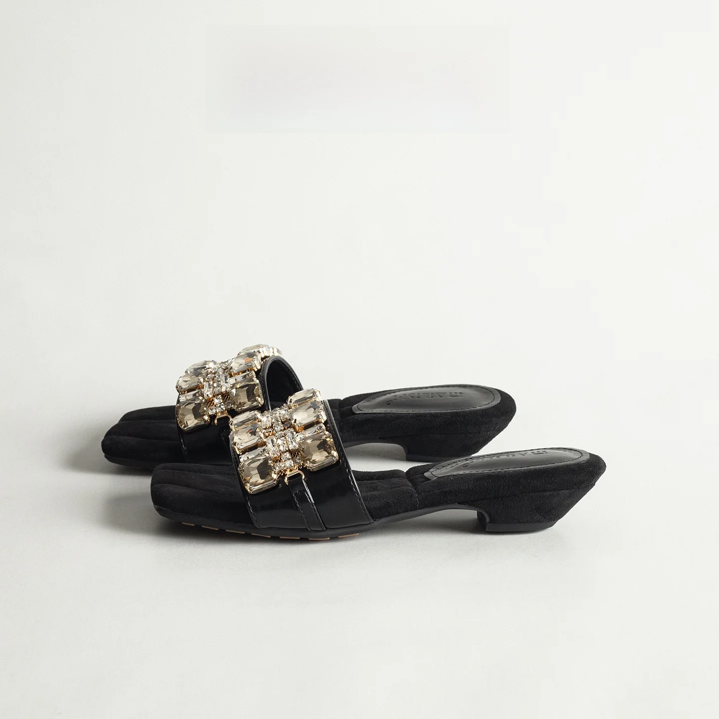 Comfortable Leather Diamond New Style Women's Flat Sandals Low Heel Casual Slip-On Shoes Fashionable Outdoor Wear Sensation
Comfortable Leather Diamond New Style Women's Flat Sandals Low Heel Casual Slip-On Shoes Fashionable Outdoor Wear Sensation