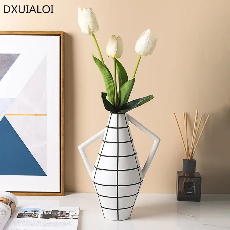 Modern minimalist style creative hand in hand vase Nordic ceramic vase home decoration accessories modern flower vases Gift
Modern minimalist style creative hand in hand vase Nordic ceramic vase home decoration accessories modern flower vases Gift