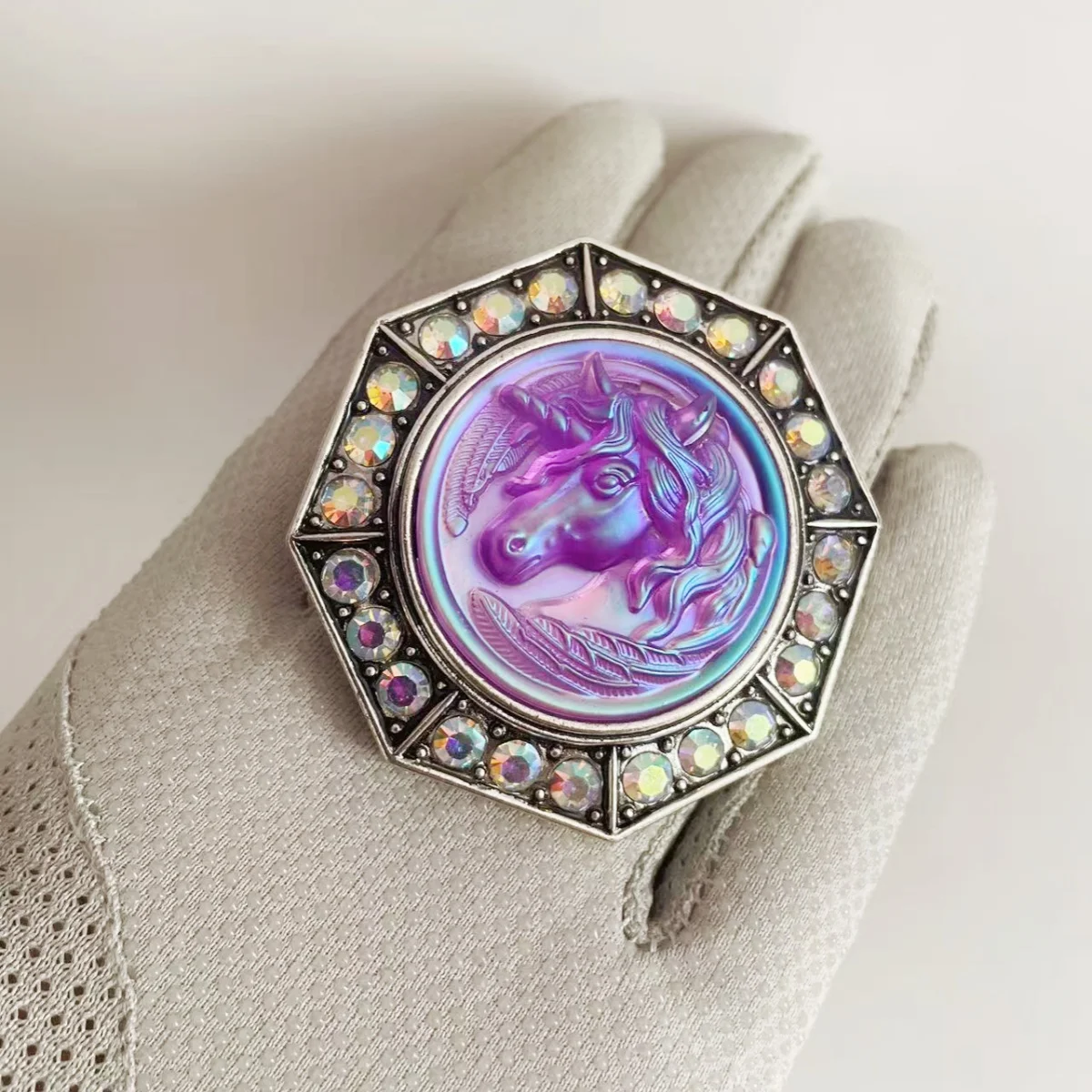 MITTO FASHION JEWELRIES AND HIGH-END ACCESSORIES RHINESTONES PAVED OCTAGON UNICORN MYTHICAL VINTAGE PIN WOMEN DRESS BROOCH
MITTO FASHION JEWELRIES AND HIGH-END ACCESSORIES RHINESTONES PAVED OCTAGON UNICORN MYTHICAL VINTAGE PIN WOMEN DRESS BROOCH
