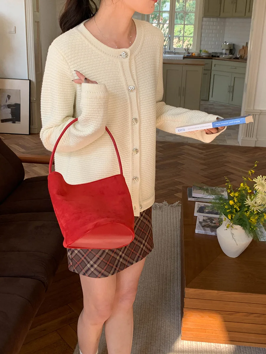 Spring and summer women's casual solid color round neck long sleeved cardigan sweater
Spring and summer women's casual solid color round neck long sleeved cardigan sweater