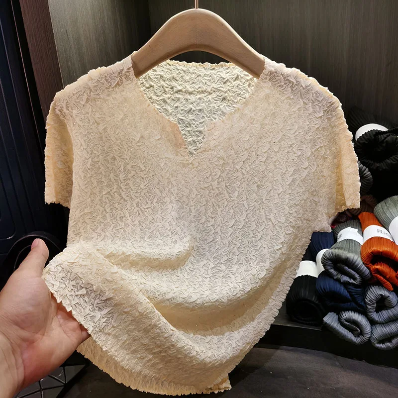 Miyake Pleated T-shirt V-neck Fold Top Women 2025 Summer New Hundred Solid Colour Short-sleeved Bottoming Pleat Tops Clothing
Miyake Pleated T-shirt V-neck Fold Top Women 2025 Summer New Hundred Solid Colour Short-sleeved Bottoming Pleat Tops Clothing