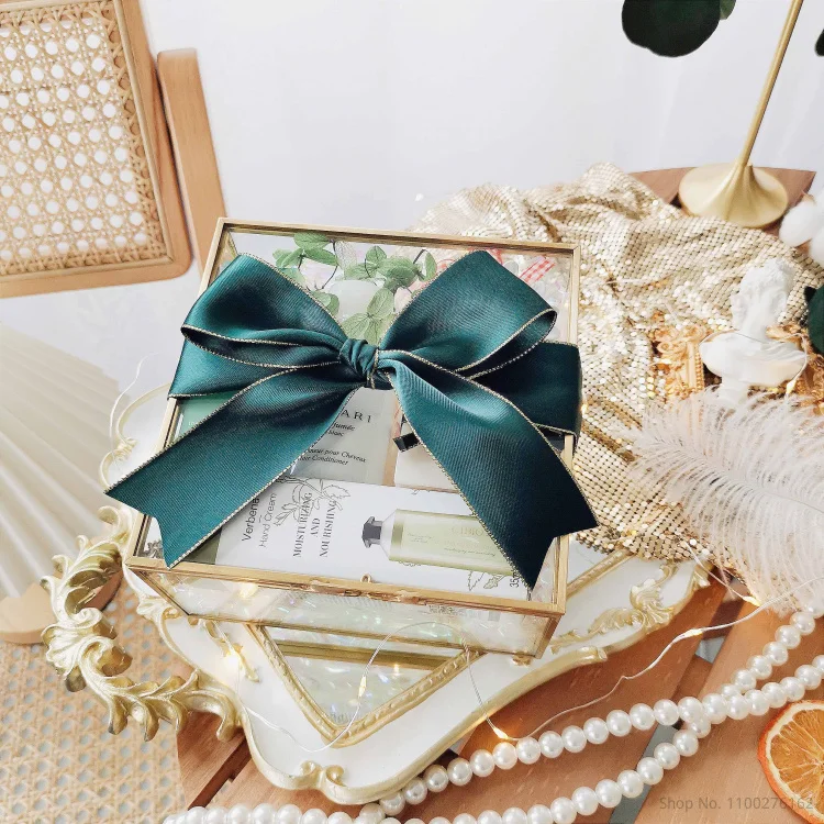 Transparent Retro Candy Box Gift Box Creative High-End Flower Box Hand Packaging Flower Shop Material Wedding Valentine
Transparent Retro Candy Box Gift Box Creative High-End Flower Box Hand Packaging Flower Shop Material Wedding Valentine