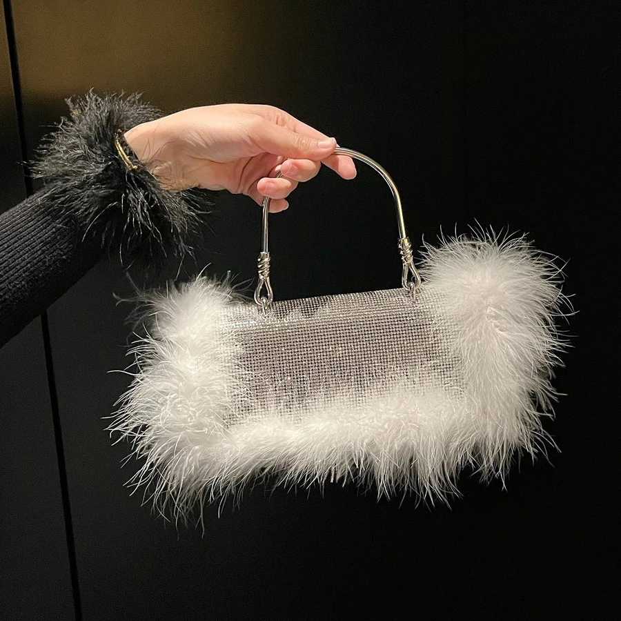 Ladies' Luxury Oyster Feather and Diamond Handbag with Satin Satin Fake Leather Nightwear and Sparkling Points Ladies' Banquet H
Ladies' Luxury Oyster Feather and Diamond Handbag with Satin Satin Fake Leather Nightwear and Sparkling Points Ladies' Banquet H
