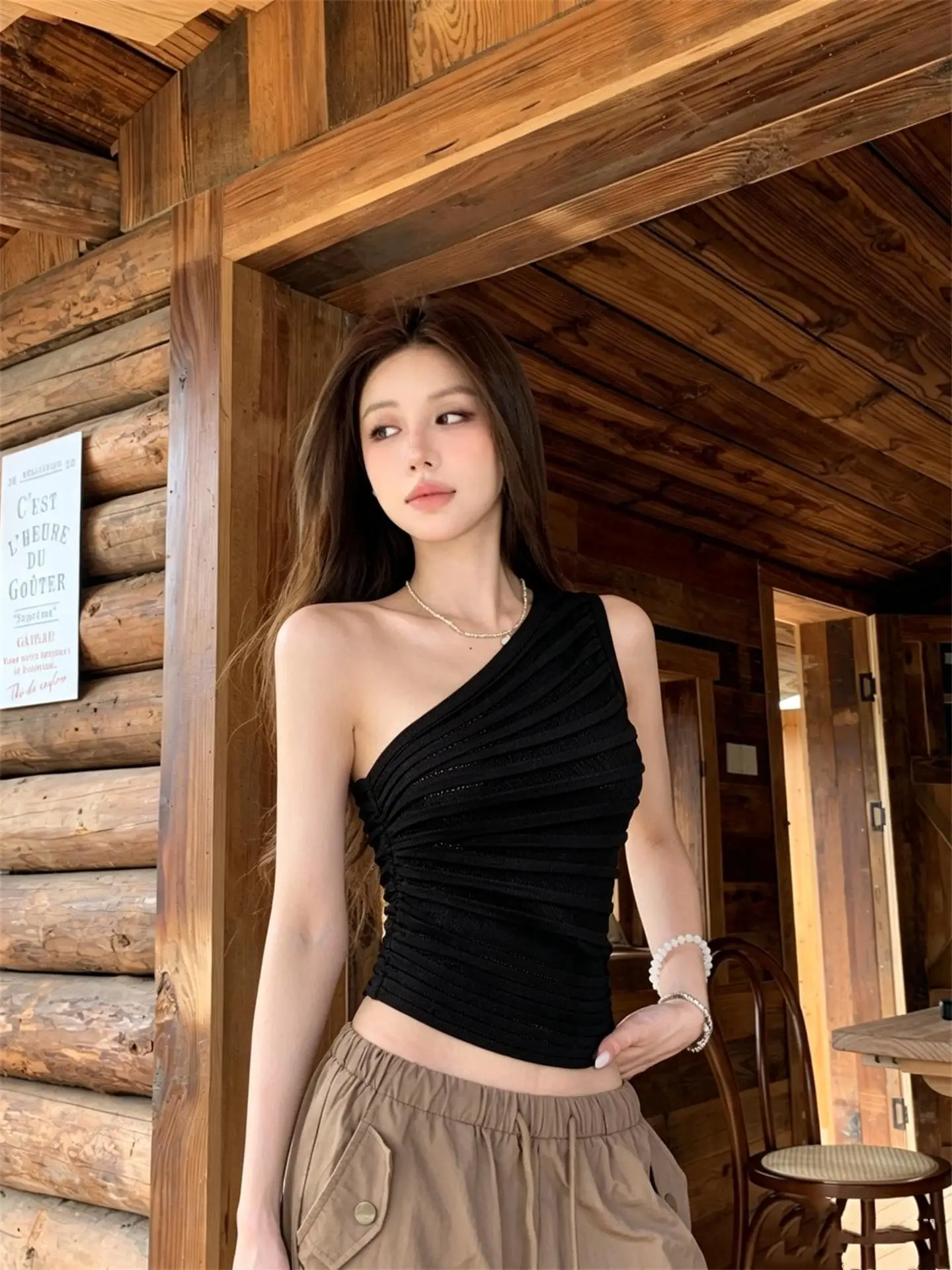 Textured Knitted Short Vest Women Summer 2026 New Style Pure Desire Slim Fit Shoulder Bared Top Commute Style Folded Design
Textured Knitted Short Vest Women Summer 2026 New Style Pure Desire Slim Fit Shoulder Bared Top Commute Style Folded Design