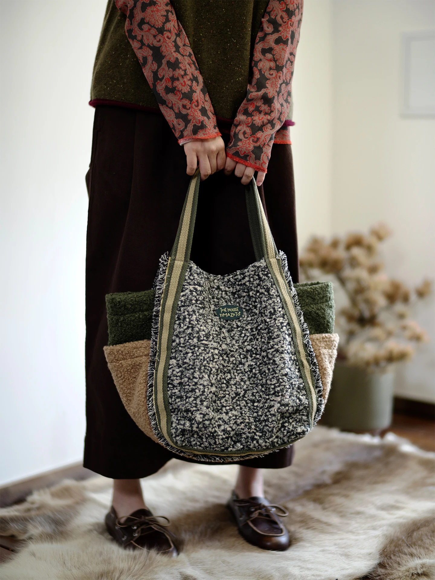 Original Design Large Capacity Plush Shoulder Bag Vintage Tote Bag Commuter Bag Women's Handbag Soft Fabric Magnetic Buckle
Original Design Large Capacity Plush Shoulder Bag Vintage Tote Bag Commuter Bag Women's Handbag Soft Fabric Magnetic Buckle