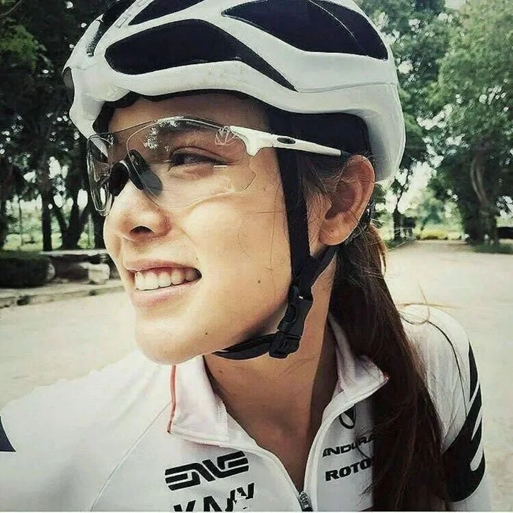 Photochromic Cycling Sunglasses TR90 Sports Discoloration Glasses Men Women MTB Road Bike Bicycle Eyewear Rimless Glasses
Photochromic Cycling Sunglasses TR90 Sports Discoloration Glasses Men Women MTB Road Bike Bicycle Eyewear Rimless Glasses