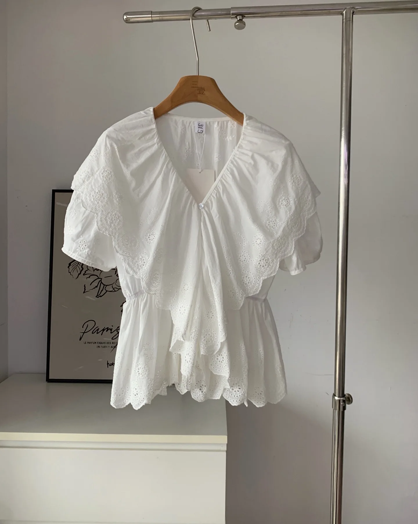 Fashionable Lace Trim Short Sleeve Shirt Women's Dongda Gate Summer New Arrival Breathable Skin-Friendly V-Neck Bubble Sleeve
Fashionable Lace Trim Short Sleeve Shirt Women's Dongda Gate Summer New Arrival Breathable Skin-Friendly V-Neck Bubble Sleeve