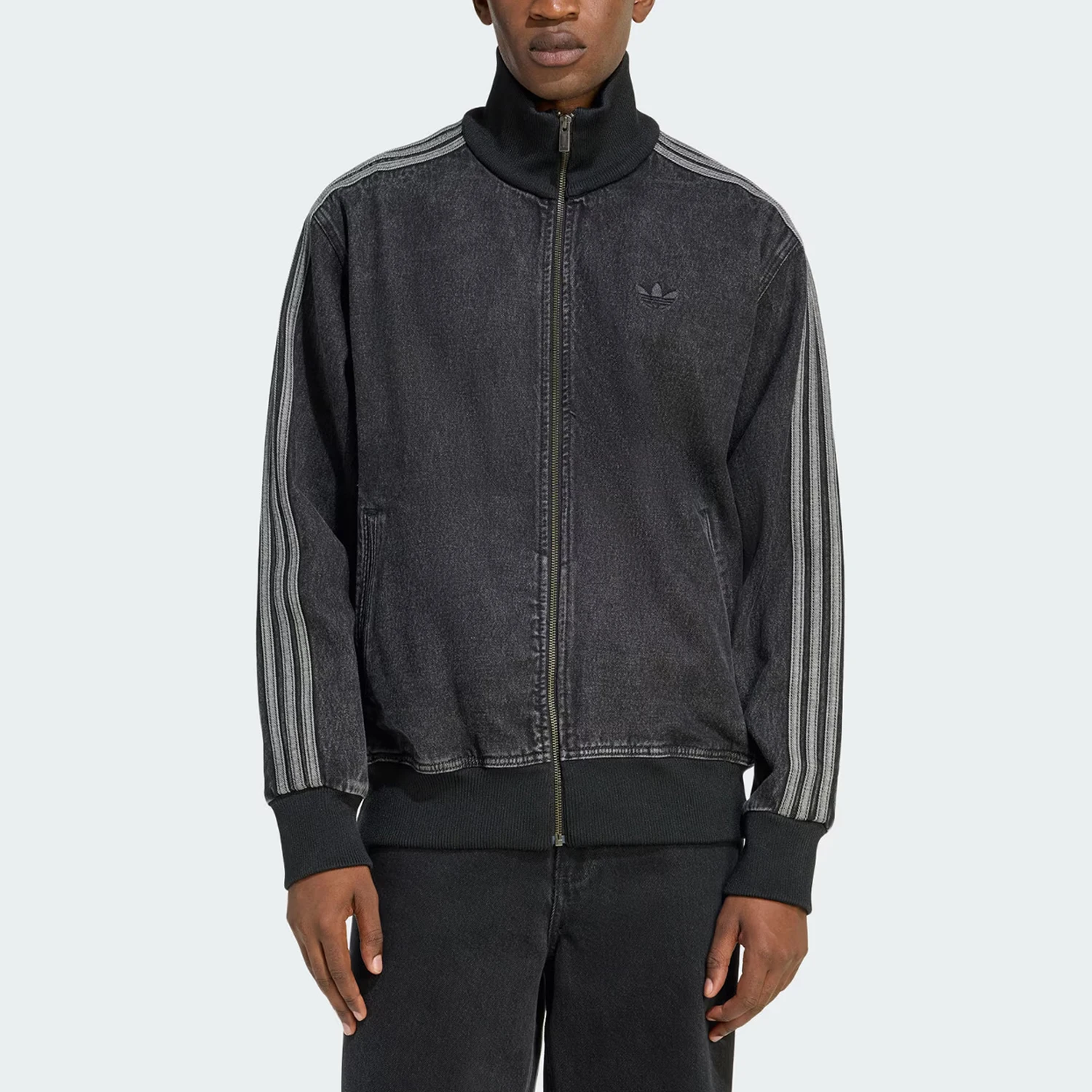 Оригинальная мужская джинсовая куртка Adidas Trefoil с воротником-стойкой в стиле ретро KD1516
Оригинальная мужская джинсовая куртка Adidas Trefoil с воротником-стойкой в стиле ретро KD1516