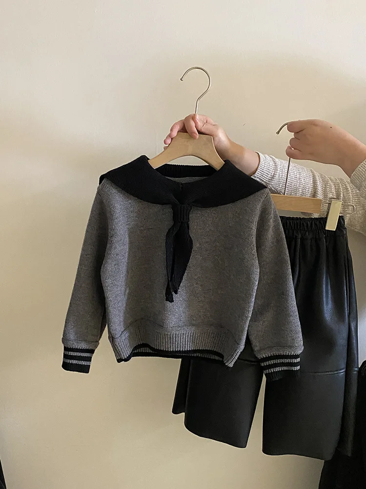 Girls' Preppy Style Navy Collar Color-Block Knit Sweater Autumn Winter New Fleece-Lined Warm Leather Pants Fashion Set
Girls' Preppy Style Navy Collar Color-Block Knit Sweater Autumn Winter New Fleece-Lined Warm Leather Pants Fashion Set
