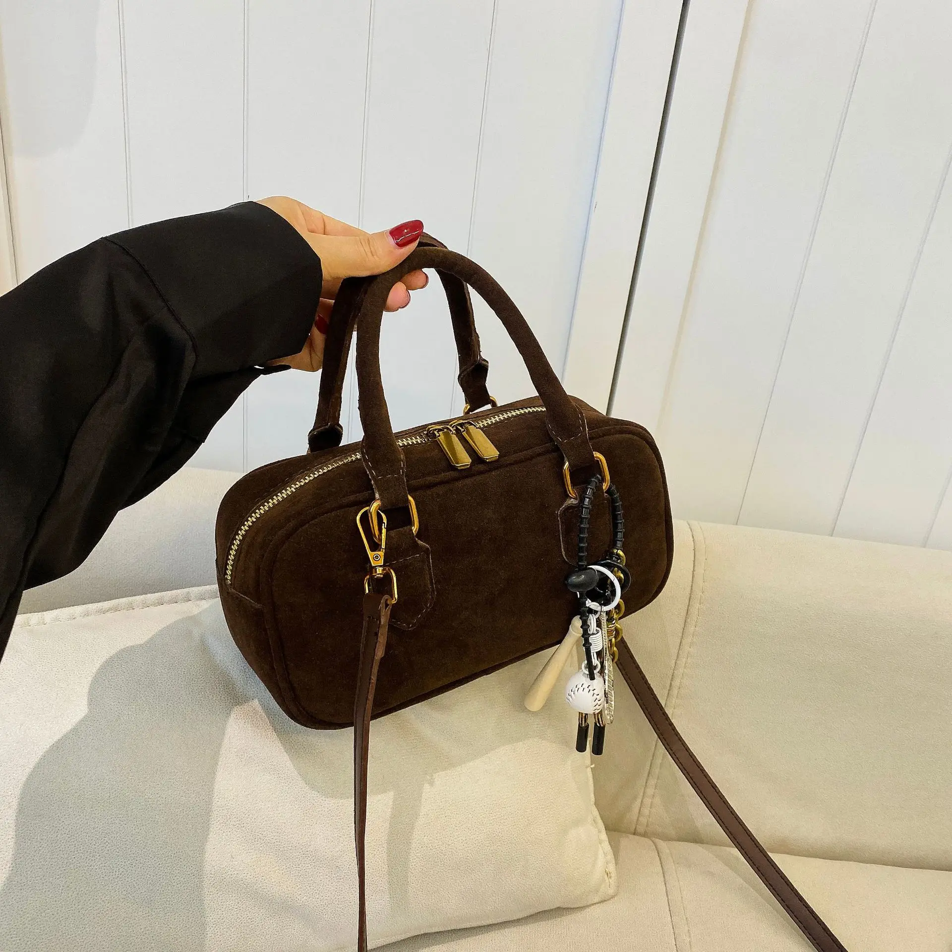 Autumn and winter fashion new solid color retro frosted Boston bag Korea Sle soft commuter multi-functional portable shoulder ba
Autumn and winter fashion new solid color retro frosted Boston bag Korea Sle soft commuter multi-functional portable shoulder ba