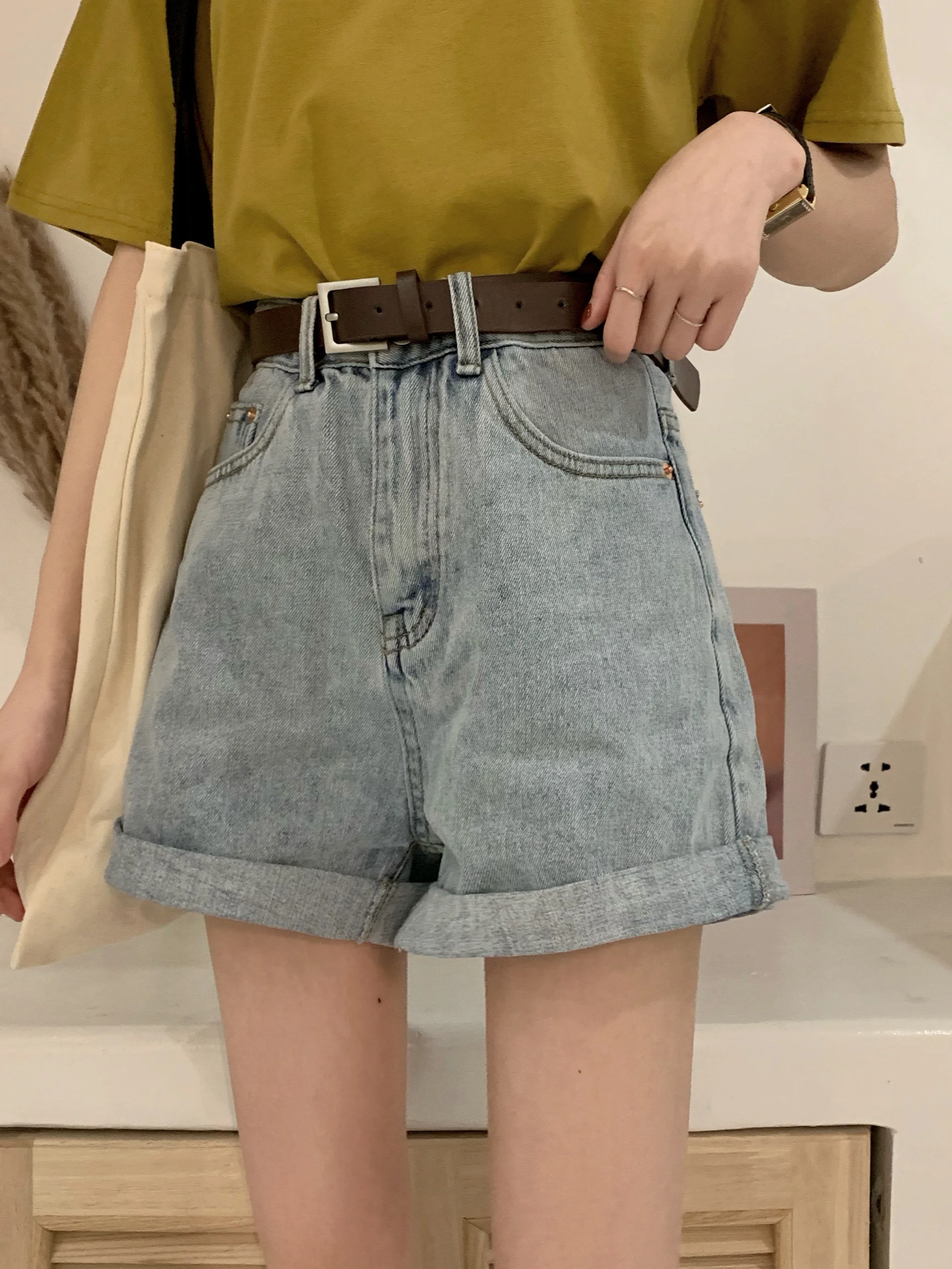 High Waist Cuffed Jeans Shorts Women's Summer Casual Loose Slimming Wide Leg Pants Versatile Washed Blue Denim Short Pants
High Waist Cuffed Jeans Shorts Women's Summer Casual Loose Slimming Wide Leg Pants Versatile Washed Blue Denim Short Pants