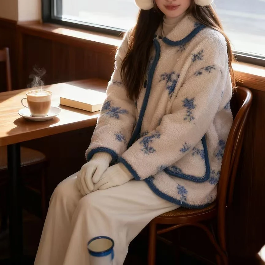 Корейское утепленное теплое короткое пальто из овечьей шерсти с синим цветочным принтом, женская модная универсальная нежная верхняя одежда, весна 2026
Корейское утепленное теплое короткое пальто из овечьей шерсти с синим цветочным принтом, женская модная универсальная нежная верхняя одежда, весна 2026