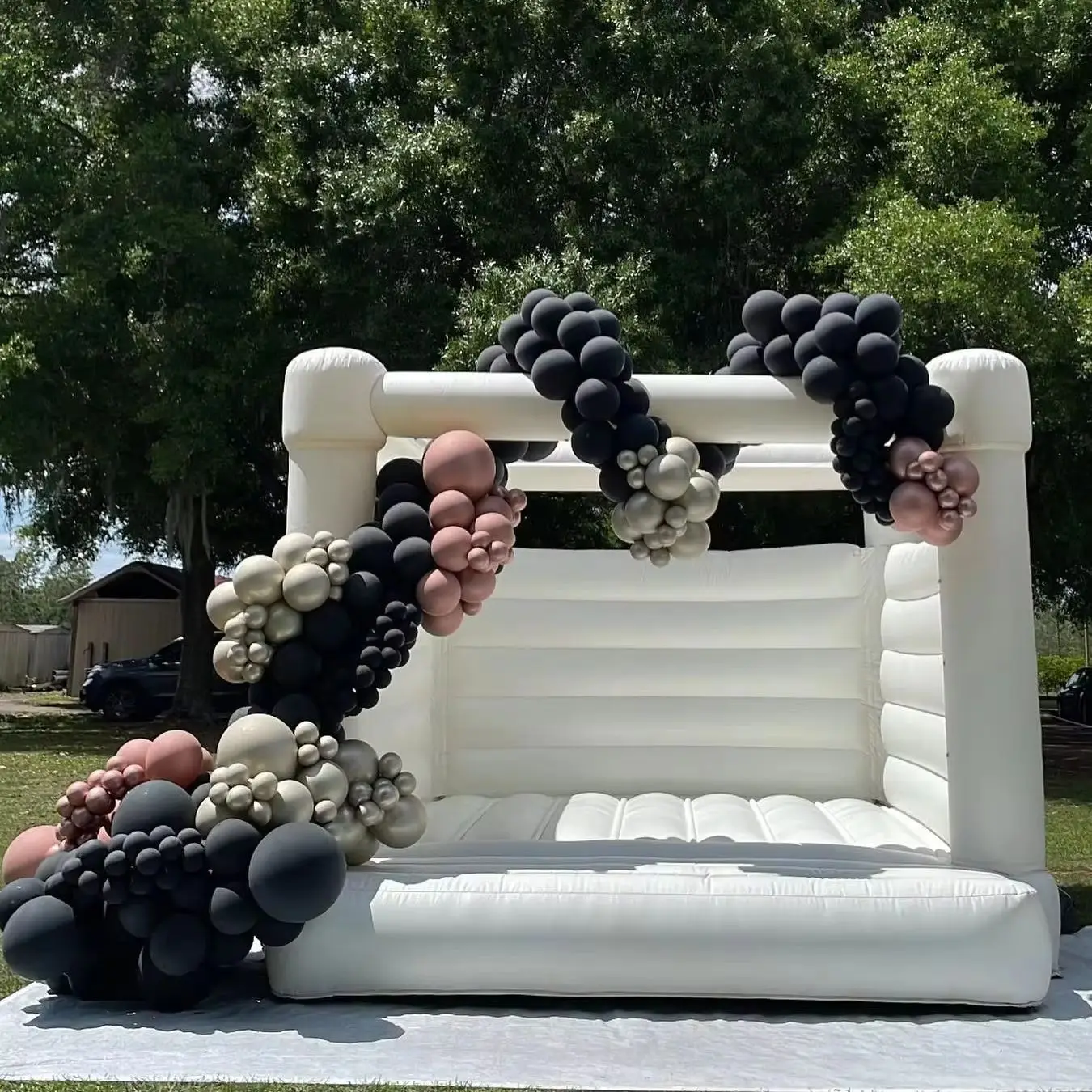 White Inflatable Castle Cylindrical Pointed Column with Trampoline Suitable for Birthday Party Wedding Event Planning
White Inflatable Castle Cylindrical Pointed Column with Trampoline Suitable for Birthday Party Wedding Event Planning