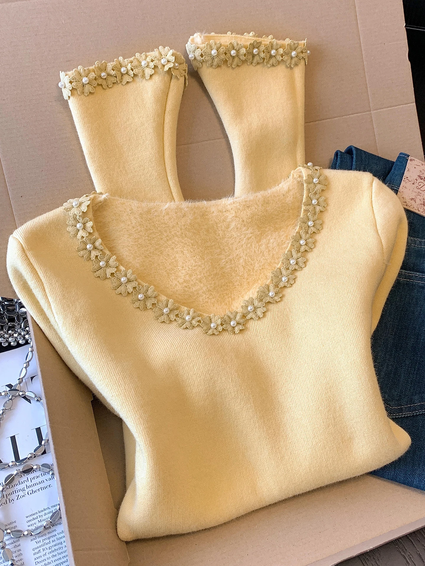 Корейский вязаный свитер с V-образным вырезом и цветочным узором, женский теплый базовый слой, длинный рукав, мягкий топ с цветочным принтом
Корейский вязаный свитер с V-образным вырезом и цветочным узором, женский теплый базовый слой, длинный рукав, мягкий топ с цветочным принтом