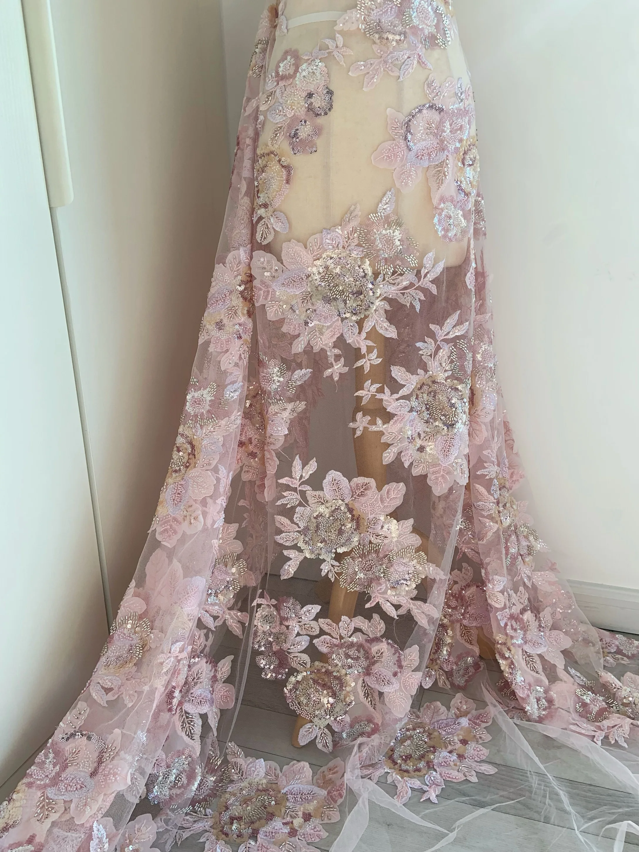 1-ярдовая тюлевая ткань с 3D цветочной вышивкой для невесты с бусинами и блестками, 3D цветочное сетчатое кружево для украшения выпускного платья
1-ярдовая тюлевая ткань с 3D цветочной вышивкой для невесты с бусинами и блестками, 3D цветочное сетчатое кружево для украшения выпускного платья