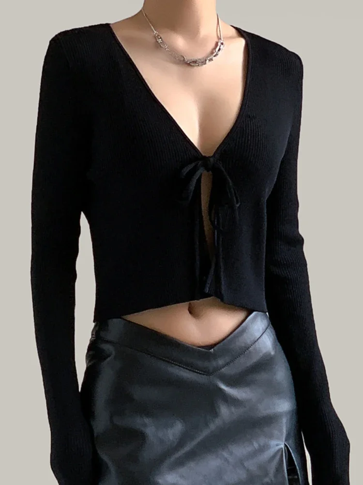 Korobov Temperament Knitwears V Neck Crop Top Black Cardigan Long-sleeved Lace-up Design Y2k Clothes Korean Fashion Jerseys
Korobov Temperament Knitwears V Neck Crop Top Black Cardigan Long-sleeved Lace-up Design Y2k Clothes Korean Fashion Jerseys