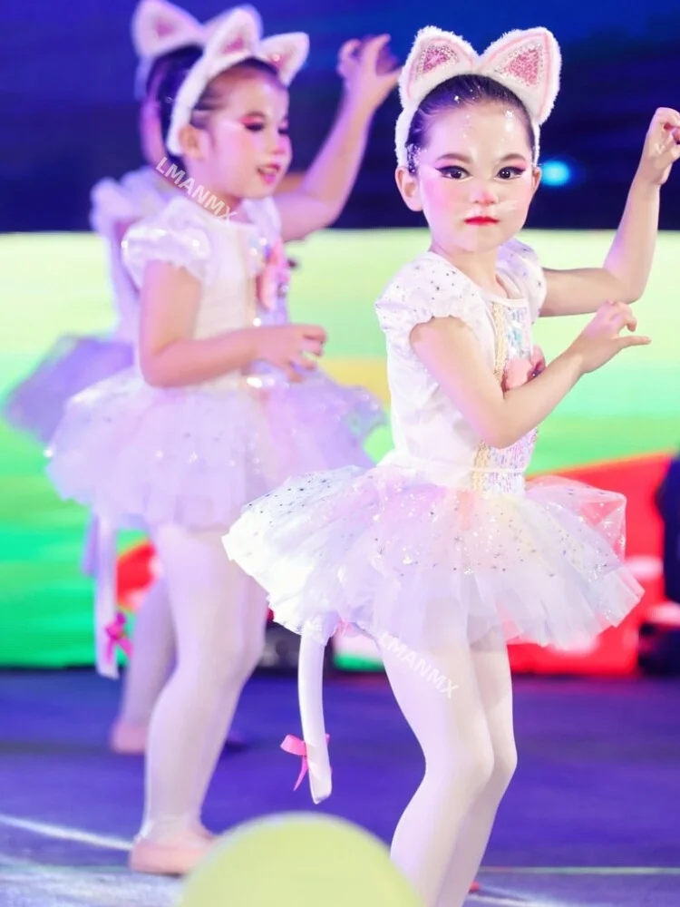 Kitten animal costume, kitten fishing performance costume, kitten children dance performance costume
Kitten animal costume, kitten fishing performance costume, kitten children dance performance costume