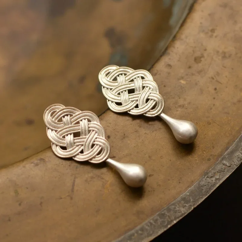 Retro Woven Silver Water Drop Earrings Women's High-end Sense Light Luxury Niche Ethnic Style Earrings New Explosion
Retro Woven Silver Water Drop Earrings Women's High-end Sense Light Luxury Niche Ethnic Style Earrings New Explosion