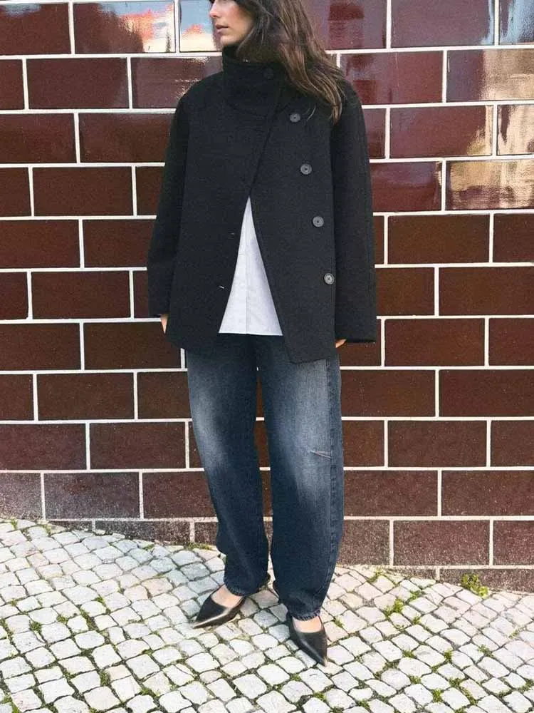 Новое зимнее женское двубортное двубортное короткое пальто с длинными рукавами и высоким воротником в европейском и американском стиле с карманами на пуговицах
Новое зимнее женское двубортное двубортное короткое пальто с длинными рукавами и высоким воротником в европейском и американском стиле с карманами на пуговицах