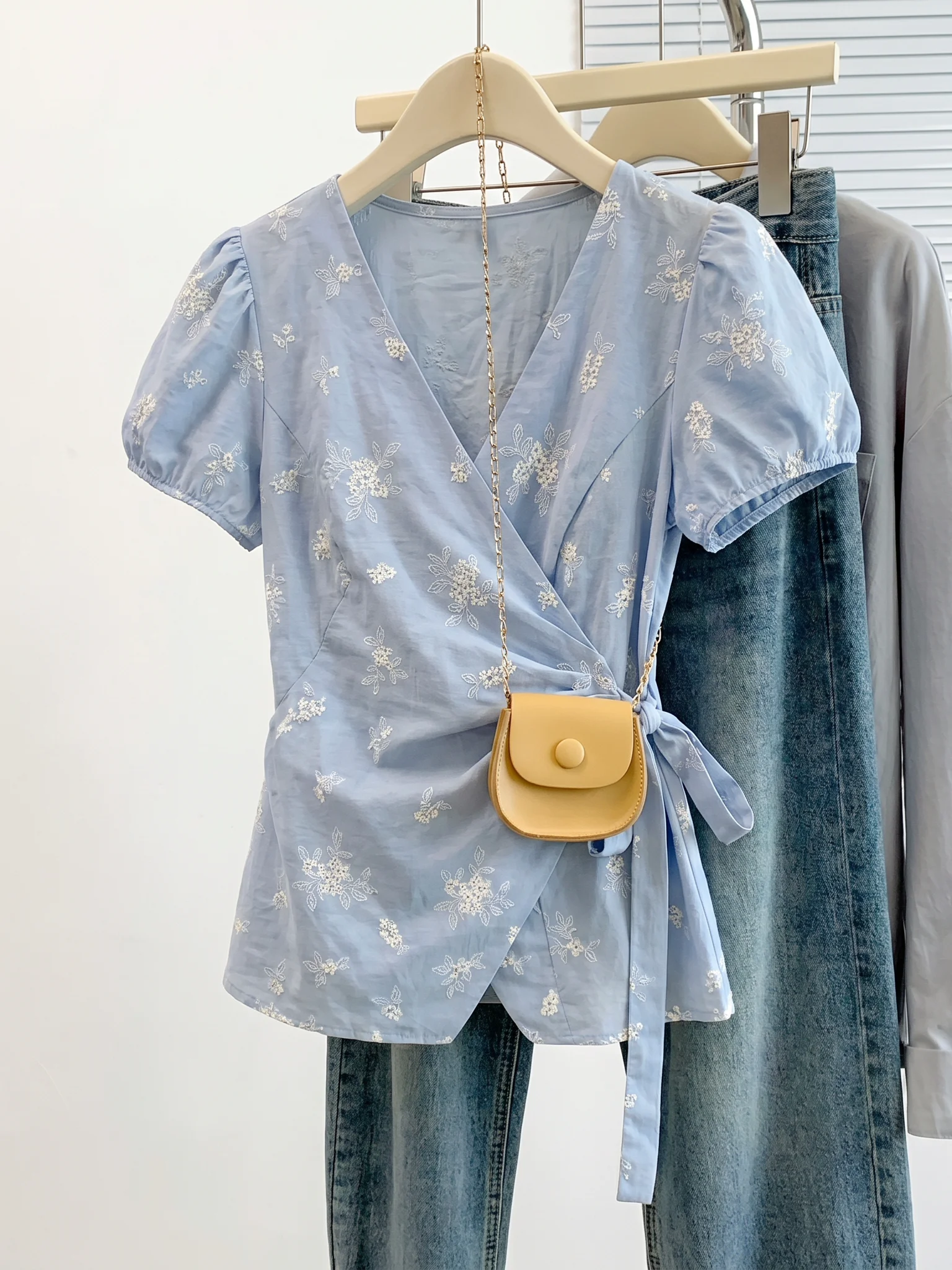 Light Blue Floral Embroidery V-neck Women's Shirt Summer New Style Loose Fit Belted Waist Top Korean Style Commute Fashion
Light Blue Floral Embroidery V-neck Women's Shirt Summer New Style Loose Fit Belted Waist Top Korean Style Commute Fashion