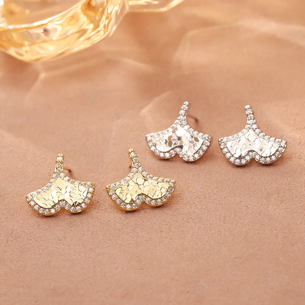 Light luxury crushed ice ginkgo leaf earrings niche design exquisite small earrings fashionable and versatile earrings
Light luxury crushed ice ginkgo leaf earrings niche design exquisite small earrings fashionable and versatile earrings