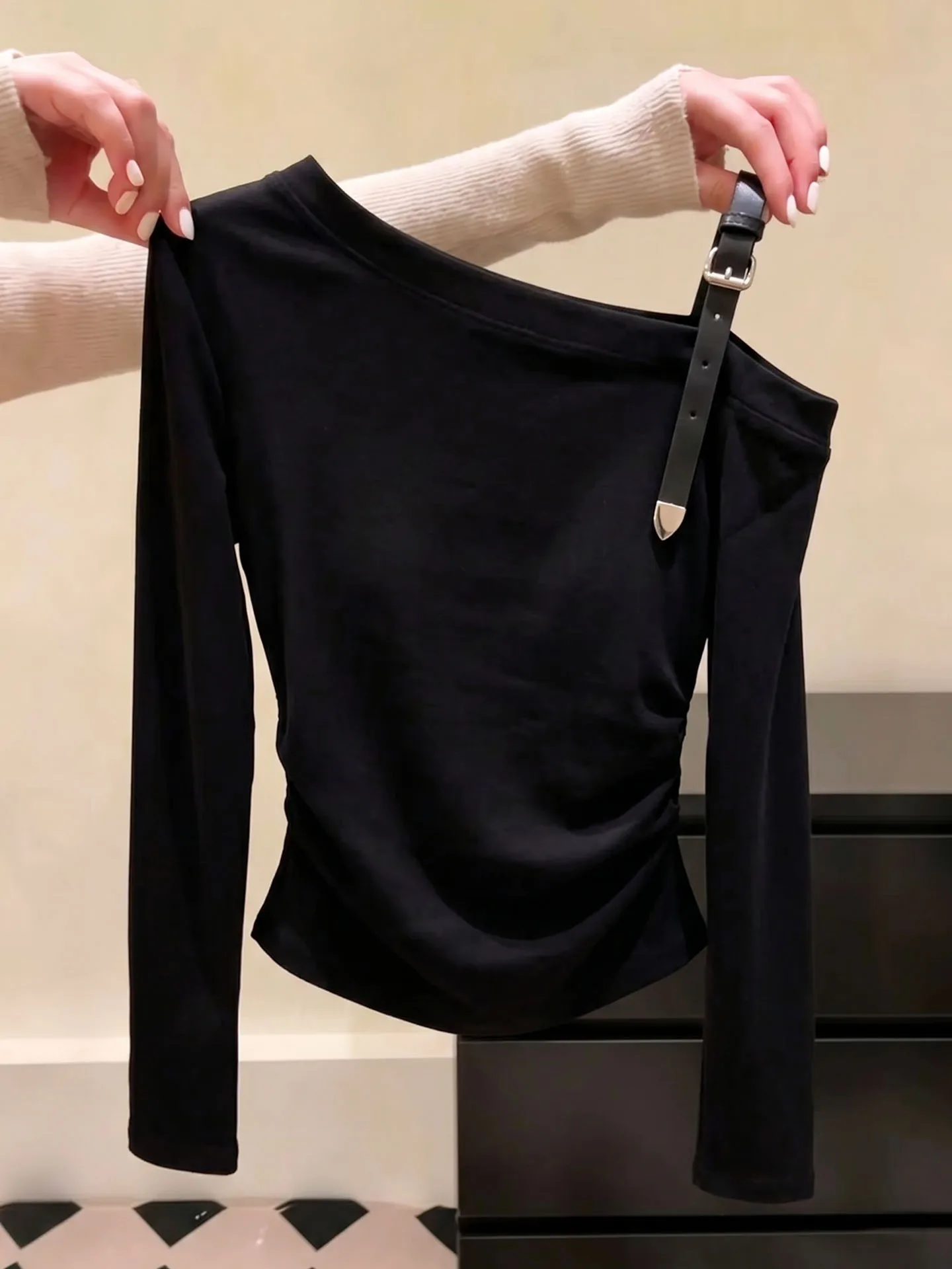 Fashionable Summer Design Slant Shoulder Long Sleeve Women's T-shirt Korean Style Slimming Sun Protection Top Commute Ready
Fashionable Summer Design Slant Shoulder Long Sleeve Women's T-shirt Korean Style Slimming Sun Protection Top Commute Ready