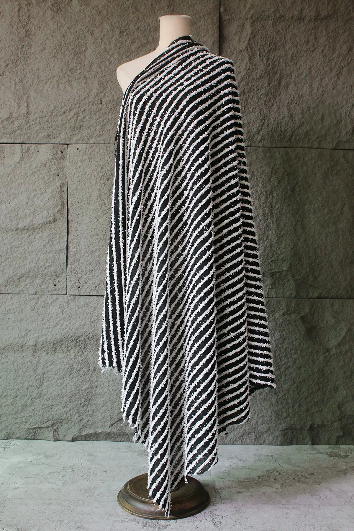 1yard coat Handmade DIY Dress Fashion Designer Fabric 3D texture striped jacquard fabrics for clothing
1yard coat Handmade DIY Dress Fashion Designer Fabric 3D texture striped jacquard fabrics for clothing