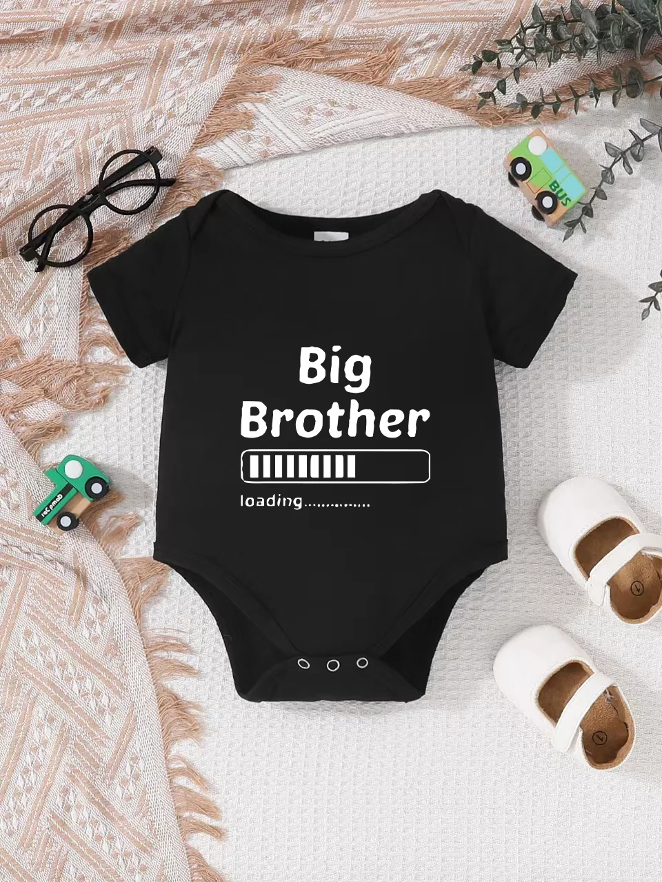 Playful letter-printed baby short-sleeve triangle bodysuit. Button closure for easy dressing
Playful letter-printed baby short-sleeve triangle bodysuit. Button closure for easy dressing