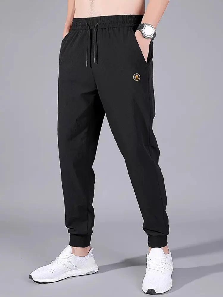 Свободные спортивные брюки с эластичным поясом, быстросохнущие, повседневные летние брюки, молодежные модные прямые брюки-джоггеры, свободный крой
Свободные спортивные брюки с эластичным поясом, быстросохнущие, повседневные летние брюки, молодежные модные прямые брюки-джоггеры, свободный крой