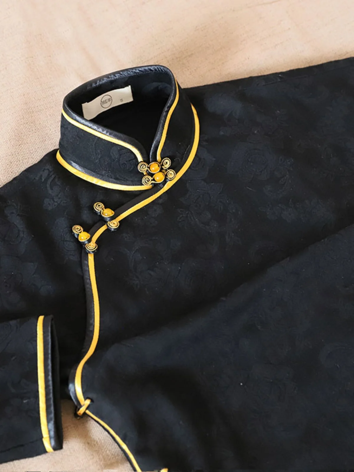 Платье из чистого хлопка с длинными рукавами, принтом, приталенного кроя, для повседневной носки, с низким разрезом, двухслойное, с широкими пуговицами, в традиционном китайском стиле
Платье из чистого хлопка с длинными рукавами, принтом, приталенного кроя, для повседневной носки, с низким разрезом, двухслойное, с широкими пуговицами, в традиционном китайском стиле