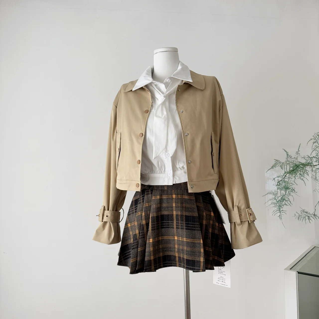 Женский элегантный однобортный короткий плащ с отложным воротником и длинными рукавами, женский весенне-осенний свободный плащ, верхняя одежда 
Женский элегантный однобортный короткий плащ с отложным воротником и длинными рукавами, женский весенне-осенний свободный плащ, верхняя одежда