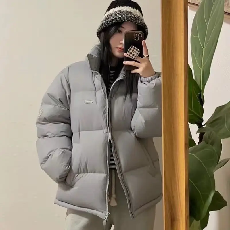 2023 Winter Thicken 90% White Duck Down Coat Fashion Lightweight Stand Collar Down Coat Solid Color Pocket Zipper Down Jacket
2023 Winter Thicken 90% White Duck Down Coat Fashion Lightweight Stand Collar Down Coat Solid Color Pocket Zipper Down Jacket