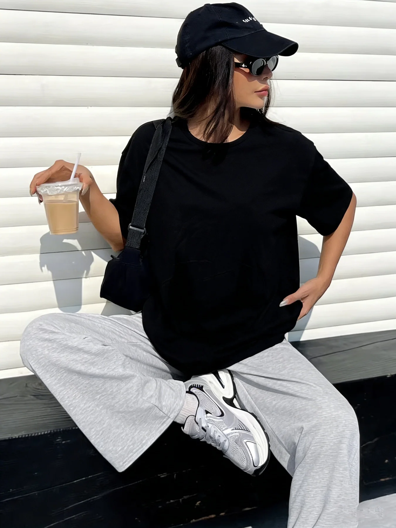 Ladies' fashionable, laid-back, and casual two-piece set, a popular style featuring a sweet yet cool relaxed vibe
Ladies' fashionable, laid-back, and casual two-piece set, a popular style featuring a sweet yet cool relaxed vibe