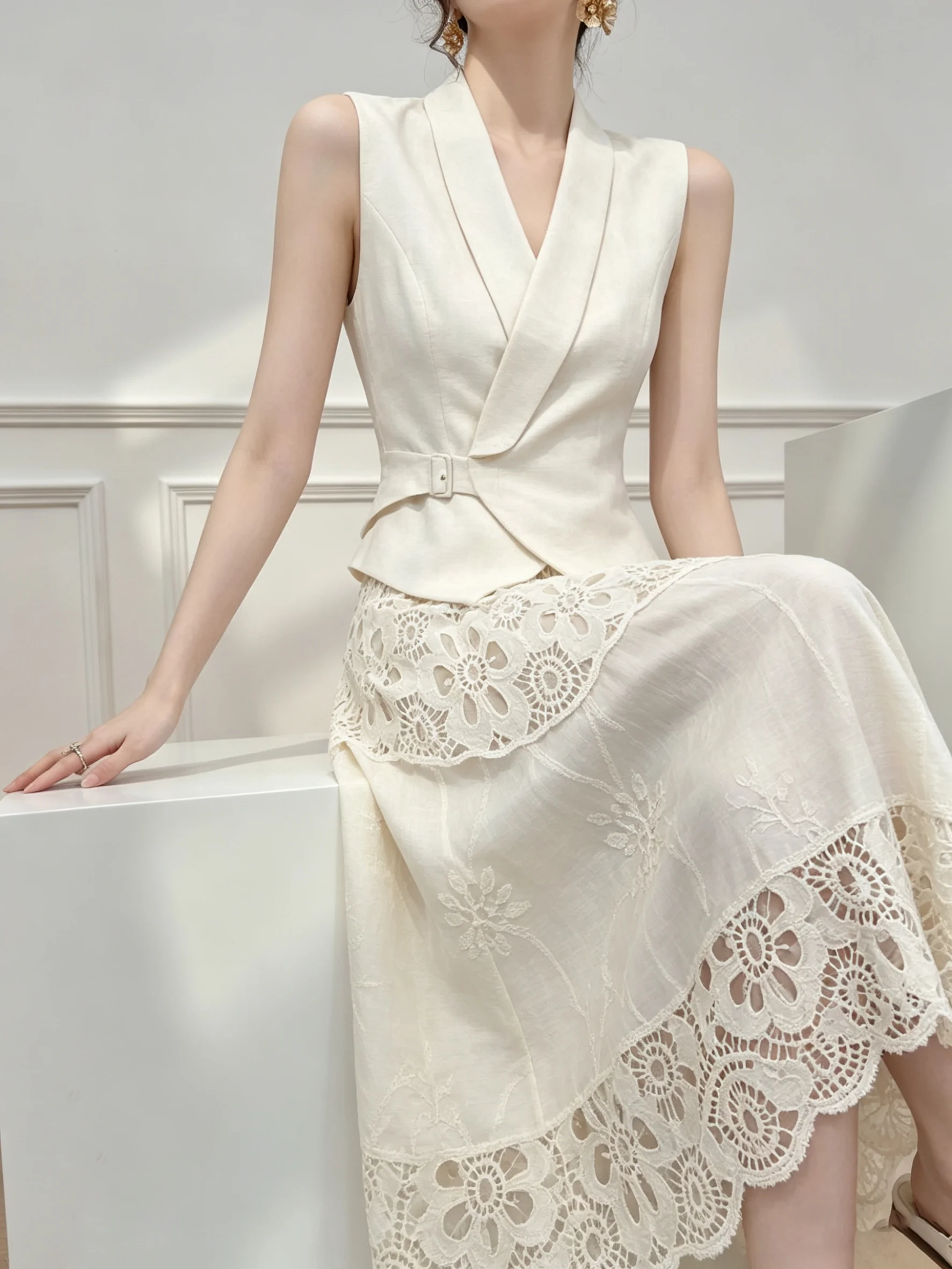 White Lace Hollow out Vest And Half Skirt Set Women's Fashion 2026 New Style High Waist V-Neck Button up Loose Fit Summer Outfit
White Lace Hollow out Vest And Half Skirt Set Women's Fashion 2026 New Style High Waist V-Neck Button up Loose Fit Summer Outfit