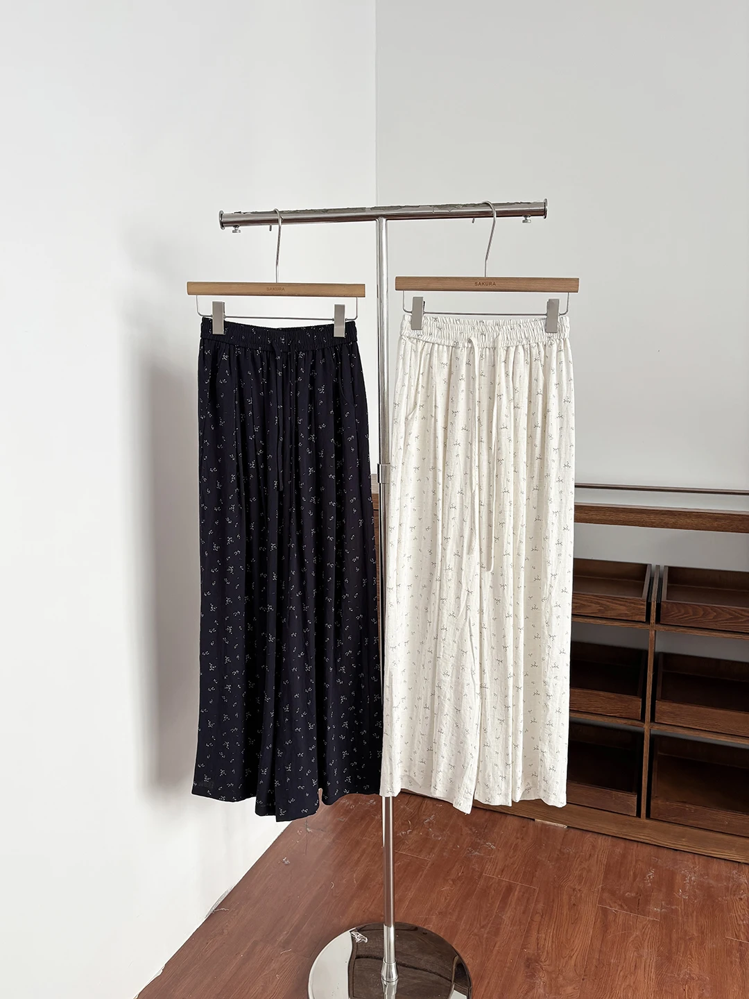 High Waist Polka Dot Wide Leg Pants Women Summer Sembach Skirt Pants Lazy Style Slimming Drape Casual Ice Silk Straight Leg P...
High Waist Polka Dot Wide Leg Pants Women Summer Sembach Skirt Pants Lazy Style Slimming Drape Casual Ice Silk Straight Leg P...