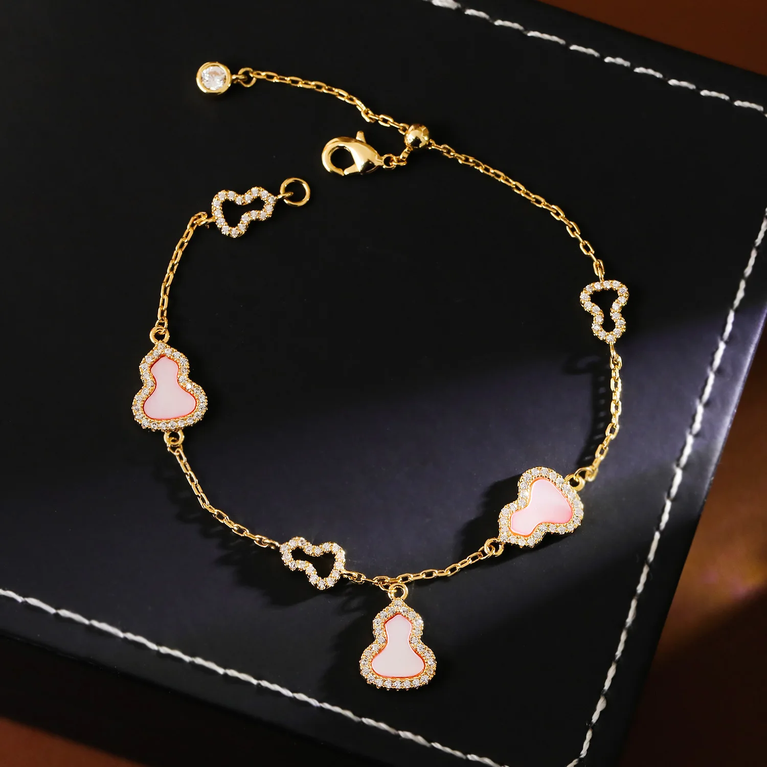 High Quality Diamond Inlaid Gourd Pink Mother of Pearl Bracelet For Women Retro Light Luxury New Chinese Style Trendy Daily Wear
High Quality Diamond Inlaid Gourd Pink Mother of Pearl Bracelet For Women Retro Light Luxury New Chinese Style Trendy Daily Wear
