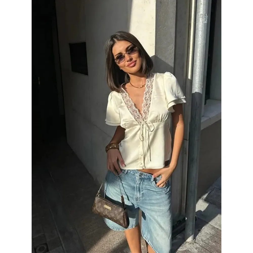 2026 Women Tops Solid Lace -Neck Short Sleeves Satin Slim Button Regular Eelgant Streetwear Tees Female Basic T Shirts
2026 Women Tops Solid Lace -Neck Short Sleeves Satin Slim Button Regular Eelgant Streetwear Tees Female Basic T Shirts