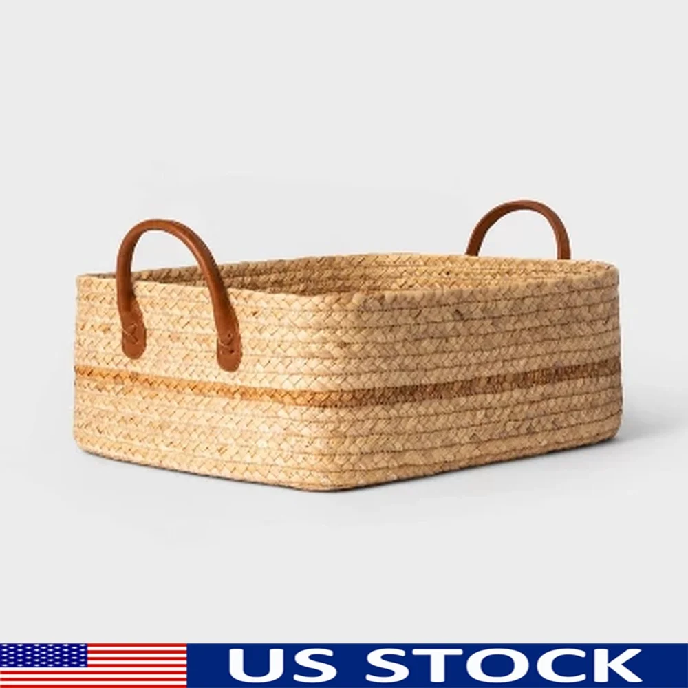 Плетеная корзина-фолио из гиацинта с ручками из искусственной кожи. Хранение и организация. Совместимость с 11-дюймовой системой кубов.
Плетеная корзина-фолио из гиацинта с ручками из искусственной кожи. Хранение и организация. Совместимость с 11-дюймовой системой кубов.