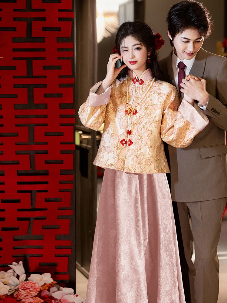 Розовый комплект для беременных: свадебное ципао с длинным рукавом и юбкой А-силуэта с завышенной талией для помолвки и свадебного торжества
Розовый комплект для беременных: свадебное ципао с длинным рукавом и юбкой А-силуэта с завышенной талией для помолвки и свадебного торжества