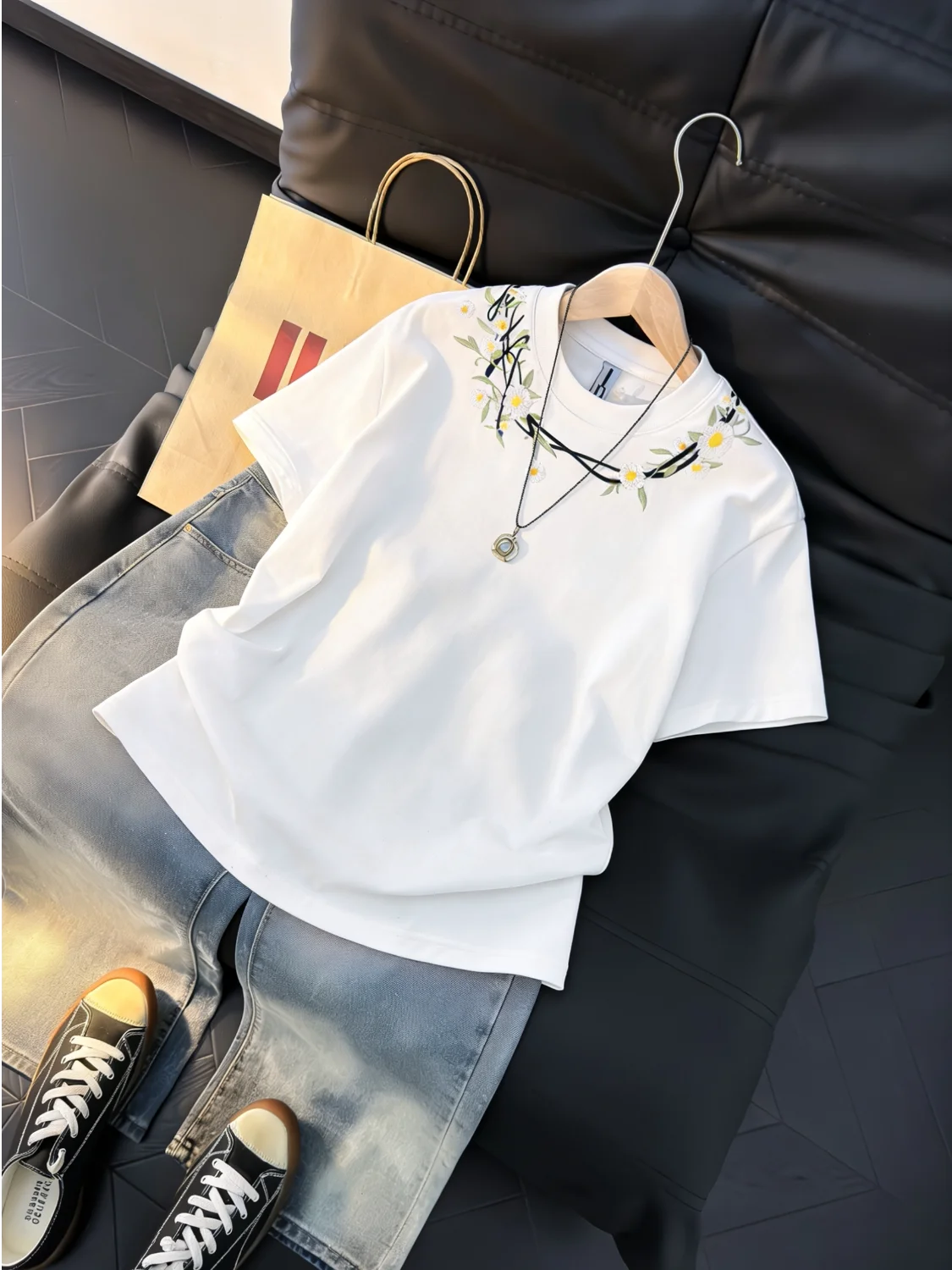 Heavy Embroidery Floral White Short Sleeve T-Shirt Women's Loose Casual Style Summer Top And Versatile Streetwear
Heavy Embroidery Floral White Short Sleeve T-Shirt Women's Loose Casual Style Summer Top And Versatile Streetwear