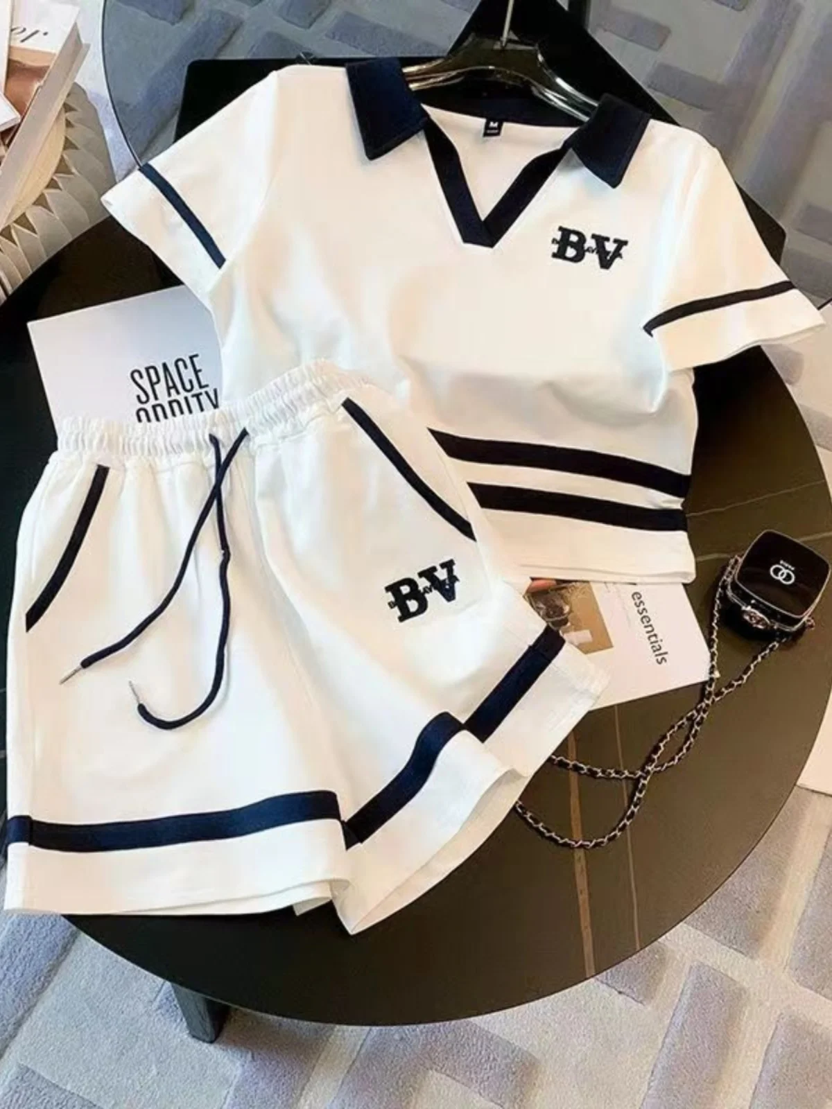 Fashionable V-neck Short Sleeve Baseball Suit Women's Summer Casual Two-piece Set Age-defying Cotton Sportswear Ensemble
Fashionable V-neck Short Sleeve Baseball Suit Women's Summer Casual Two-piece Set Age-defying Cotton Sportswear Ensemble
