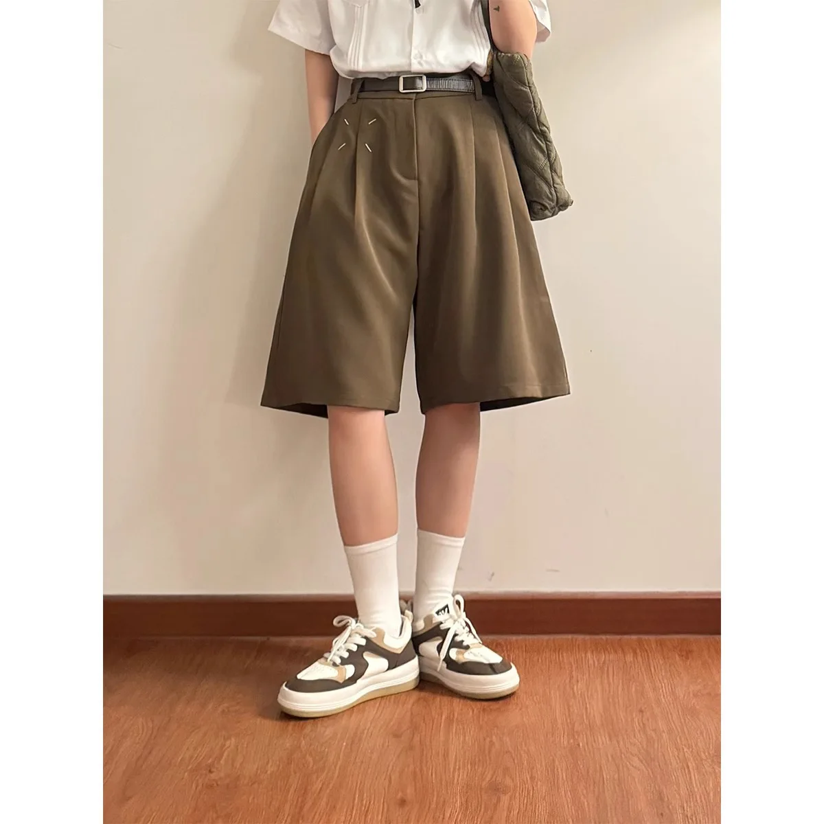 Vintage Streetwear Shorts Men Wide Leg Pleated Cropped Shorts Loose Fit Casual High Street Fashion Shorts
Vintage Streetwear Shorts Men Wide Leg Pleated Cropped Shorts Loose Fit Casual High Street Fashion Shorts