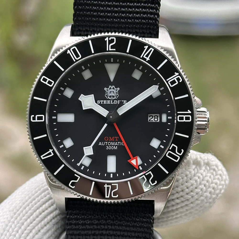 STEELDIVE Men GMT Watch 41mm Automatic Mechanical Wristwatch 30ATM Waterproof Sapphire Mirror NH34 120 Clicks Ceramic Bezel
STEELDIVE Men GMT Watch 41mm Automatic Mechanical Wristwatch 30ATM Waterproof Sapphire Mirror NH34 120 Clicks Ceramic Bezel
