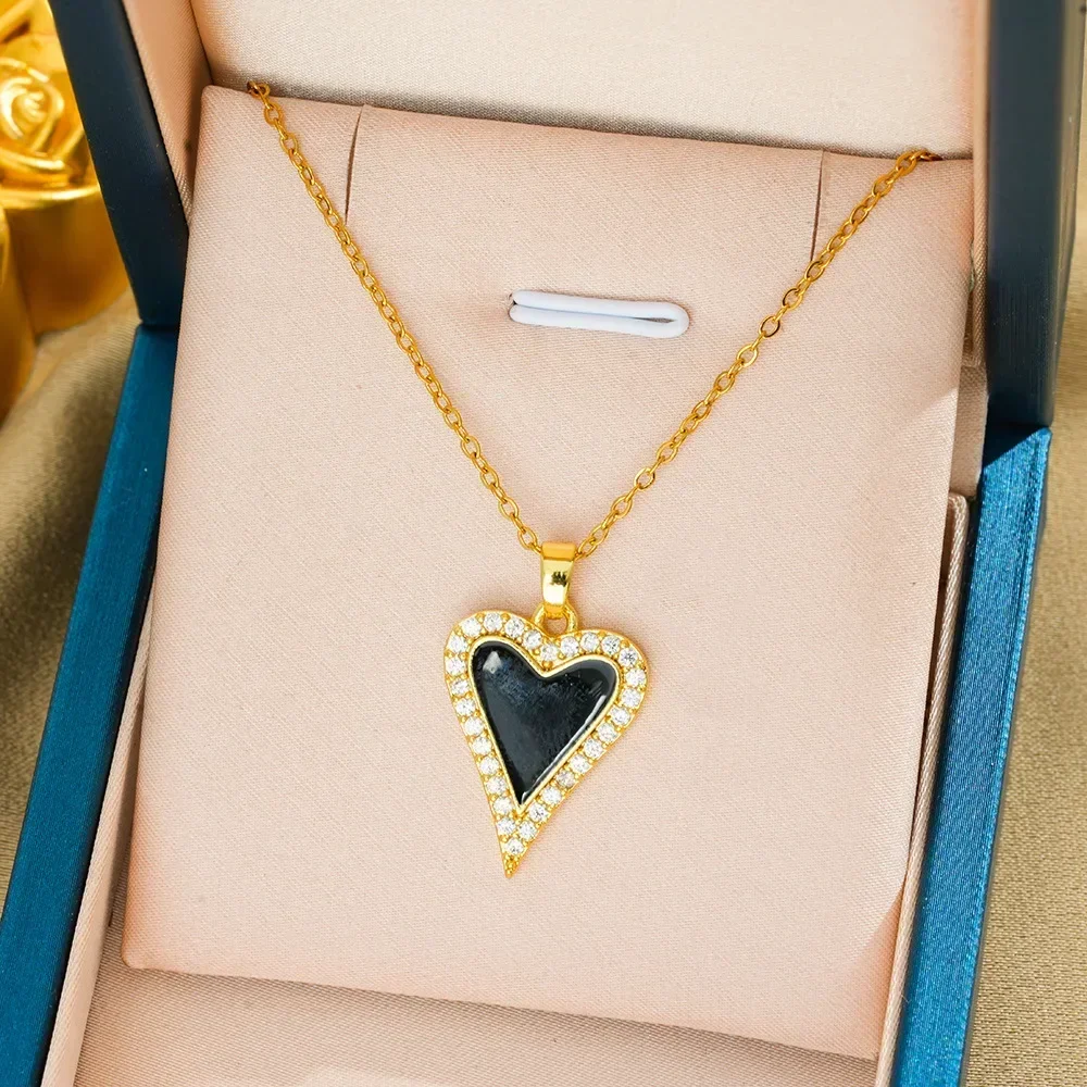 This is a unique, versatile, fashionable and fresh black and white oil-dripping heart-shaped pendant necklace
This is a unique, versatile, fashionable and fresh black and white oil-dripping heart-shaped pendant necklace