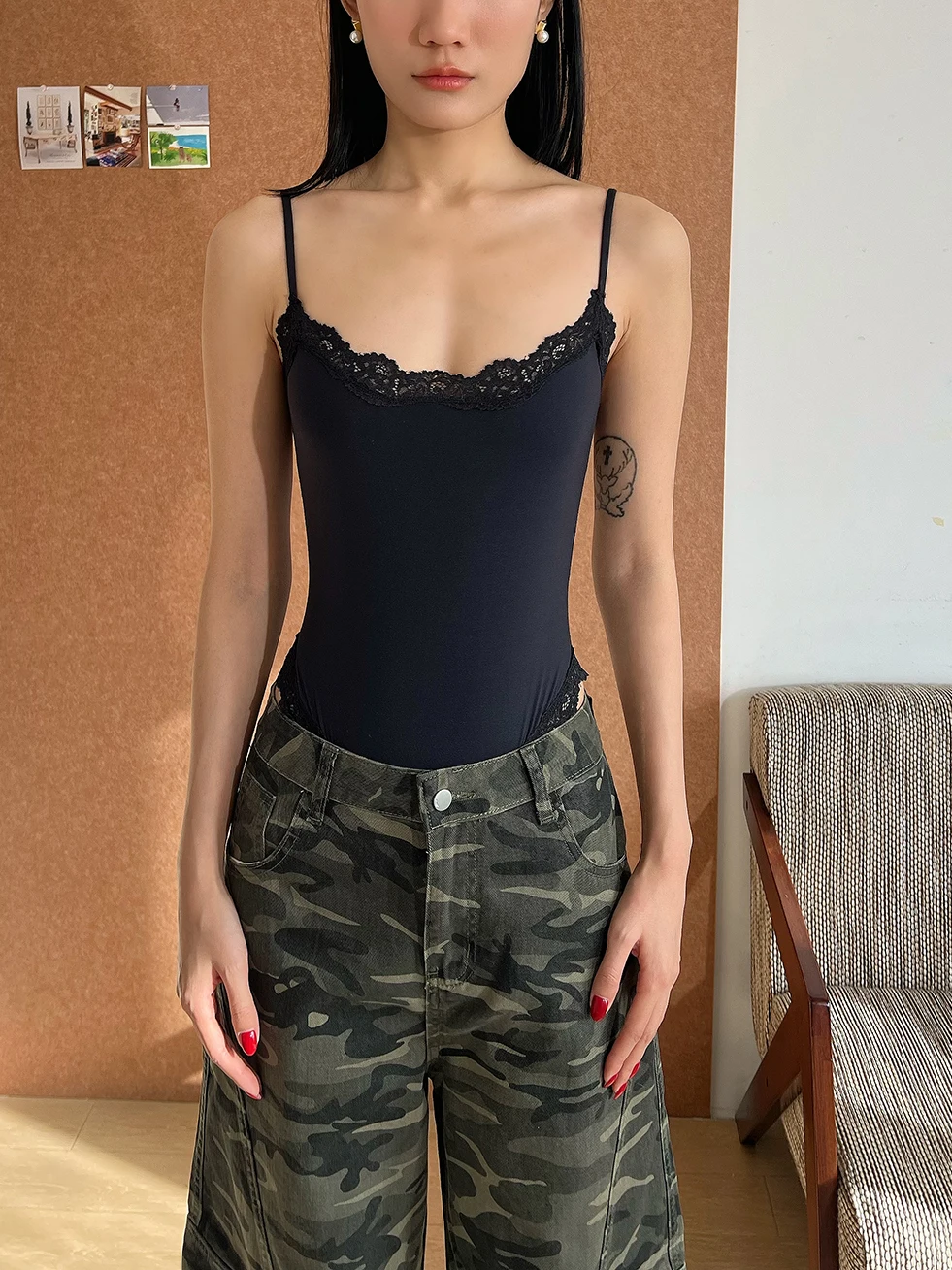 Сексуальный облегающий кружевной укороченный топ на бретельках HIGHLIFE, осенне-зимняя новинка в стиле Кардашьян, из смеси хлопка, нейлона и спандекса
Сексуальный облегающий кружевной укороченный топ на бретельках HIGHLIFE, осенне-зимняя новинка в стиле Кардашьян, из смеси хлопка, нейлона и спандекса