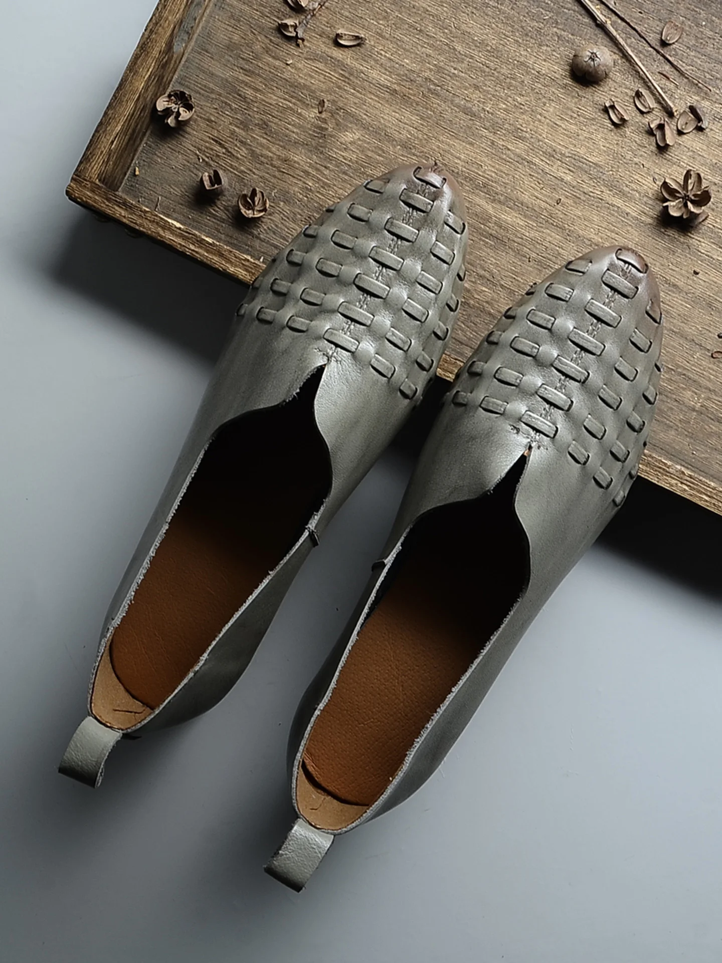 Retro Handmade Woven Leather Shoes Comfortable Chunky Heel Pointed Toe Grandmother Style Fashionable Single Shoes for Women
Retro Handmade Woven Leather Shoes Comfortable Chunky Heel Pointed Toe Grandmother Style Fashionable Single Shoes for Women