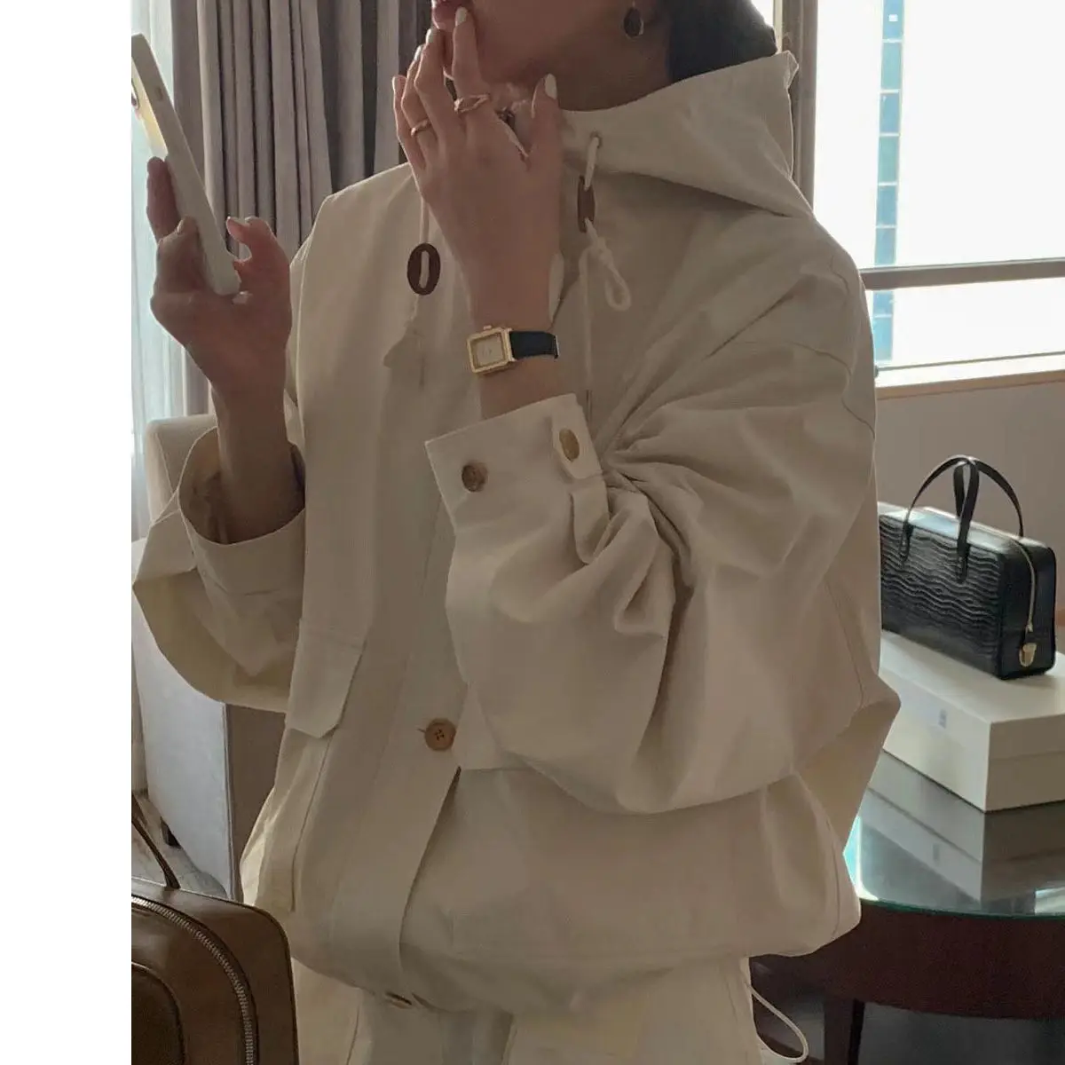 2023 Autumn Preppy Style Female Hooded Trench Coats with Double Pockets Short Design Drawstring Hem Woman Jackets Casual Hoodies
2023 Autumn Preppy Style Female Hooded Trench Coats with Double Pockets Short Design Drawstring Hem Woman Jackets Casual Hoodies