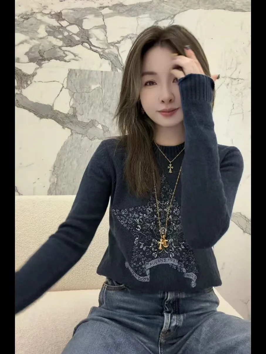 Шерстяной свитер с объемной вышивкой в виде звезд, длинный рукав, новинка весны 2026, модный женский вязаный топ премиум-качества от Yesa
Шерстяной свитер с объемной вышивкой в виде звезд, длинный рукав, новинка весны 2026, модный женский вязаный топ премиум-качества от Yesa